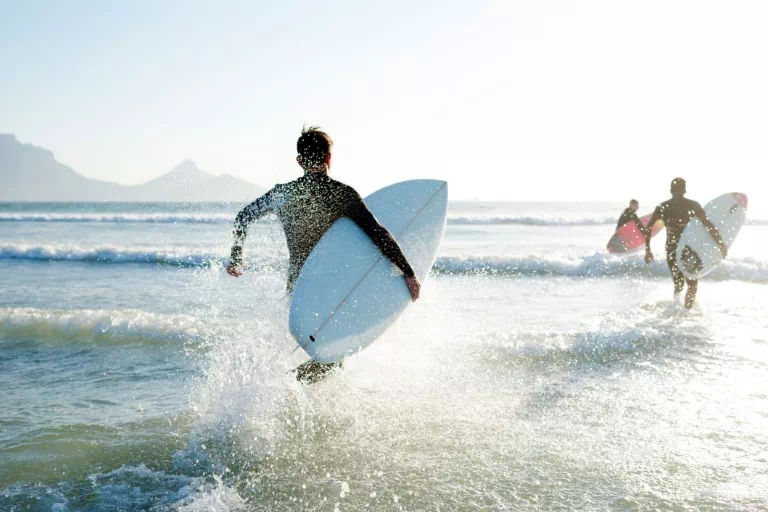 Mężczyzna z deską surfingową